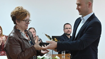 ПРОФ. ДР ЕВА ТОЛДИ ЛАУРЕАТ КЊИЖЕВНЕ НАГРАДЕ „HÍD“ ЗА НАЈБОЉУ КЊИГУ ГОДИНЕ